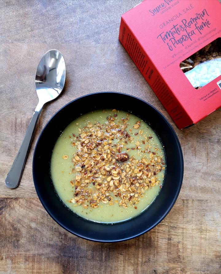 ・SOUPE FROIDE DE COURGETTE AUX HERBES・  avec le Granola Tomates, Romarin & Paprika fumé